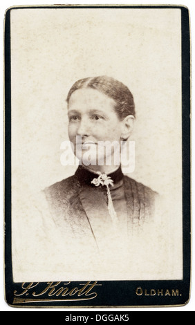 Donna vittoriana ritratto in studio circa 1880 dal fotografo vittoriano S. Knott di Oldham Foto Stock