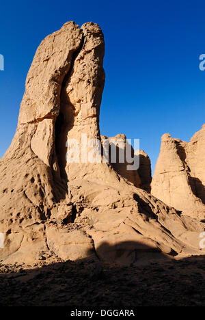 Formazione di roccia a El Ghessour, Tassili du Hoggar, Wilaya Tamanrasset, Algeria, sahara Africa del Nord Foto Stock