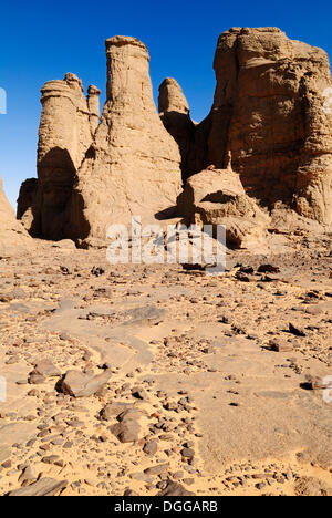 Formazione di roccia a El Ghessour, Tassili du Hoggar, Wilaya Tamanrasset, Algeria, sahara Africa del Nord Foto Stock