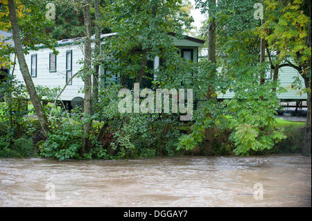 Llandrindod Wells, Regno Unito. Il 21 ottobre 2013. Dopo continua durante la notte pioggia pesante il fiume Ithon sorge il livello di minaccia di un caravan park. Photo credit: Graham M. Lawrence/Alamy Live News. Foto Stock