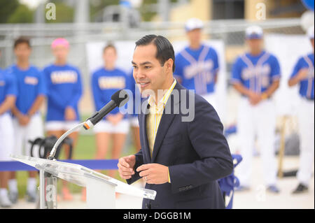 San Antonio, Texas, Stati Uniti d'America. Xviii oct, 2013. San Antonio, TX. Sindaco JULIAN CASTRO assiste la dedizione di atletica Attrezzature presso Università di St. Mary. Castro è un fronte di star nella nazionale del partito democratico. © Robin Jerstad/ZUMAPRESS.com/Alamy Live News Foto Stock
