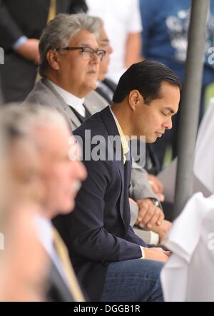 San Antonio, Texas, Stati Uniti d'America. Xviii oct, 2013. San Antonio, TX. Sindaco JULIAN CASTRO assiste la dedizione di atletica Attrezzature presso Università di St. Mary. Castro è un fronte di star nella nazionale del partito democratico. © Robin Jerstad/ZUMAPRESS.com/Alamy Live News Foto Stock