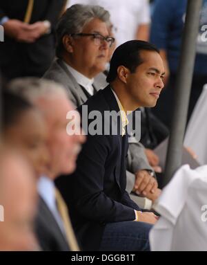 San Antonio, Texas, Stati Uniti d'America. Xviii oct, 2013. San Antonio, TX. Sindaco JULIAN CASTRO assiste la dedizione di atletica Attrezzature presso Università di St. Mary. Castro è un fronte di star nella nazionale del partito democratico. © Robin Jerstad/ZUMAPRESS.com/Alamy Live News Foto Stock