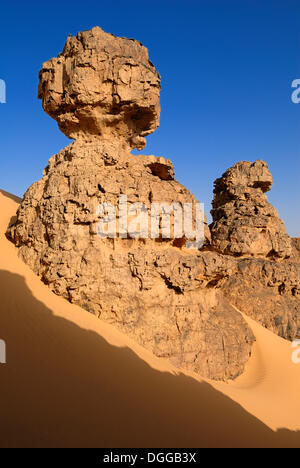 Rocky il paesaggio del deserto a Tin Akachaker, Tassili du Hoggar, Wilaya Tamanrasset, Algeria, sahara Africa Foto Stock