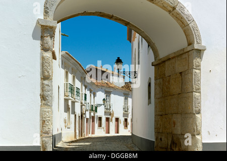 Il Portogallo, Algarve, Faro città vecchia, un vicolo che conduce dal Largo da Sé square Foto Stock