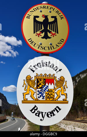 Segno di confine per la Repubblica federale di Germania e il Land della Baviera, Mittenwald, Europa (suolo pubblico), Mittenwald, Alta Baviera, Baviera Foto Stock