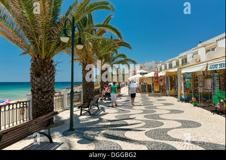 Il Portogallo, Algarve occidentale, Praia da Luz resort promenade Foto Stock