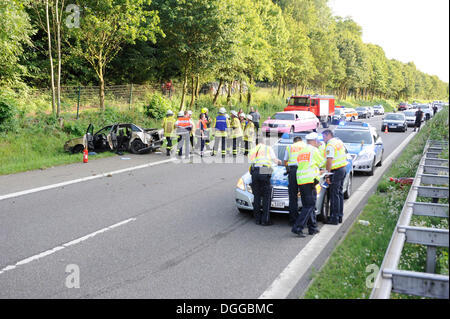 Sito incidente dopo un incidente stradale con due vetture e diversi feriti, B27, direzione di guida di Stoccarda, tra Foto Stock