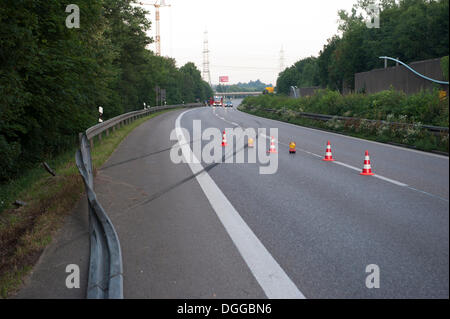 Segni di slittamento e distrutto guard rail, fatale incidente stradale sul B29, driver Honda ha rotto attraverso un guard rail, Grossheppach Foto Stock