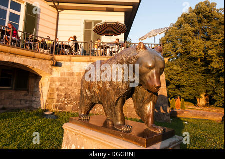 Statua di bronzo di un orso progettato dalla pittrice italiana Lilli Kerzinger-Werth nel 1964, il castello di Baerenschloessle Foto Stock