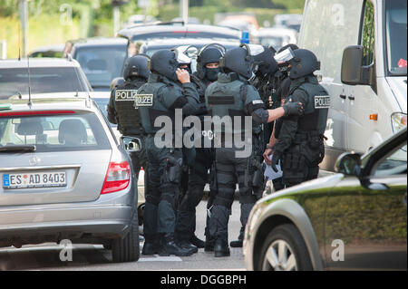 Il tedesco del team SWAT arresto di un uomo che ha minacciato la moglie con una pistola, Leinfelden-Echterdingen, Baden-Wuerttemberg Foto Stock