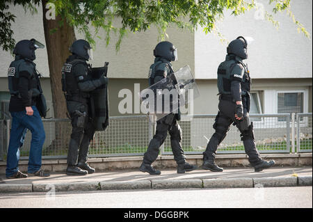 Il tedesco del team SWAT arresto di un uomo che ha minacciato la moglie con una pistola, Leinfelden-Echterdingen, Baden-Wuerttemberg Foto Stock