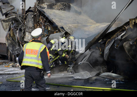 I vigili del fuoco spegnere un incendio del carrello sulla autostrada A8 vicino al 'Echterdinger Ei' junction, Stoccarda, Baden-Wuerttemberg Foto Stock