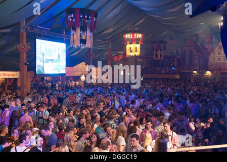 Festa in una tenda di birra, del Cannstatter Wasen fiera, luna park, Bad Cannstatt, Stoccarda, Baden-Wuerttemberg Foto Stock