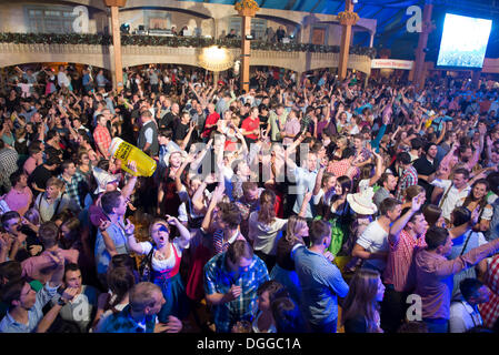 Festa in una tenda di birra, del Cannstatter Wasen fiera, luna park, Bad Cannstatt, Stoccarda, Baden-Wuerttemberg Foto Stock