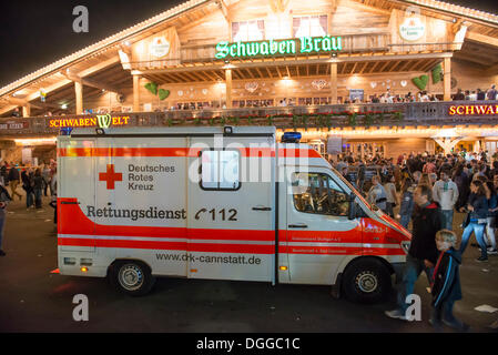 Un ambulanza in piedi in mezzo alla folla, Cannstatter Wasen fiera, luna park, Bad Cannstatt, Stoccarda, Baden-Wuerttemberg Foto Stock