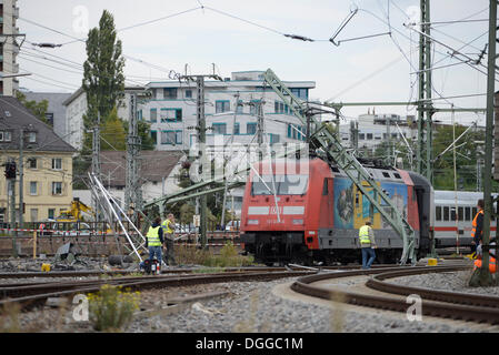 Un treno a Stoccarda Stazione Centrale è deragliato e demolirono la linea aerea di contatto che è caduto sulla locomotiva, Stoccarda Foto Stock