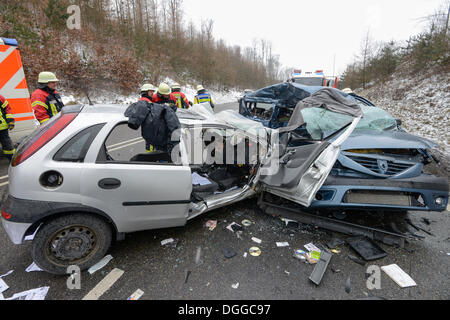Collisione frontale di una Dacia Logan con un Opel Corsa, sito incidente, Böblingen, Baden-Württemberg, Germania Foto Stock