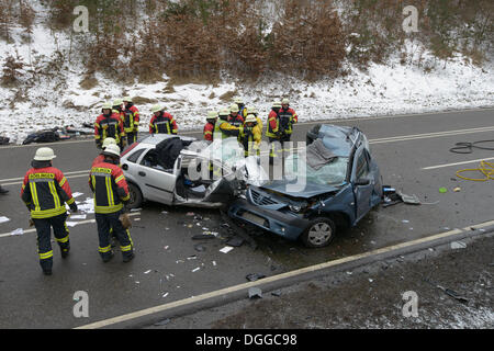 Collisione frontale di una Dacia Logan con un Opel Corsa, sito incidente, Böblingen, Baden-Württemberg, Germania Foto Stock