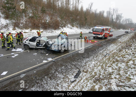 Collisione frontale di una Dacia Logan con un Opel Corsa, soccorsi al sito incidente, Böblingen, Baden-Württemberg Foto Stock