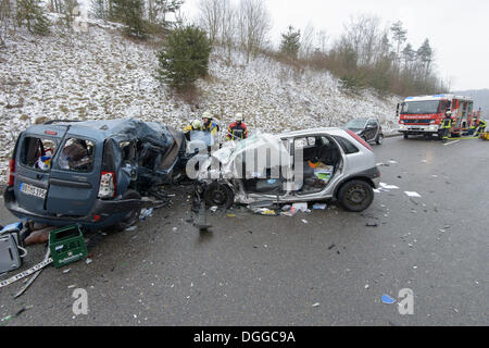 Collisione frontale di una Dacia Logan con un Opel Corsa, soccorsi al sito incidente, Böblingen, Baden-Württemberg Foto Stock