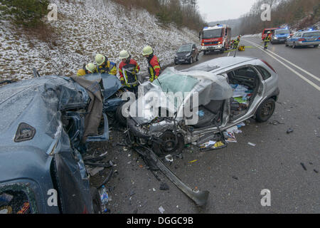 Collisione frontale di una Dacia Logan con un Opel Corsa, soccorsi al sito incidente, Böblingen, Baden-Württemberg Foto Stock