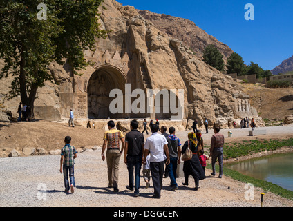 I turisti in Taq-e Bostan, Kermanshah, Iran Foto Stock