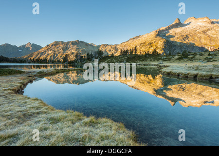 Mattinata a Lac d'Aumar, la Réserve Naturelle du Néouvielle, Pirenei francesi. Foto Stock