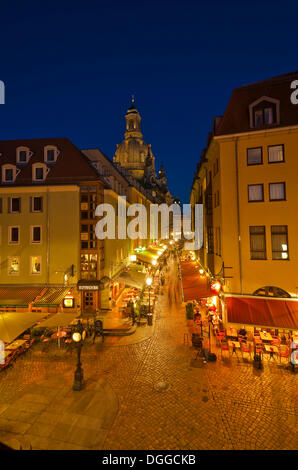 'Muenzgasse', piccola strada con ristoranti che portano verso 'Neumarkt', la cupola della chiesa Frauenkirche' nel retro. Foto Stock