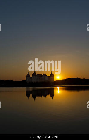 'Schloss Moritzburg' al tramonto, un ex castello per festeggiare la caccia, situato a 10 km fuori della città a Dresda nel mezzo di Foto Stock