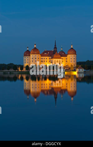 'Schloss Moritzburg' durante la notte, un ex castello per festeggiare la caccia, situato a 10 km fuori della città a Dresda nel mezzo di Foto Stock