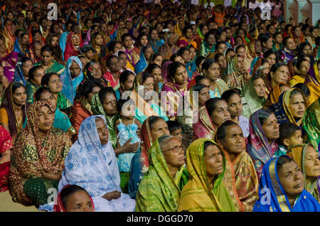 Centinaia di persone raccolta nella parte anteriore di Santa Maria cattedrale a Capodanno in Kanyakumari di notte, Kanyakumari, India, Asia Foto Stock