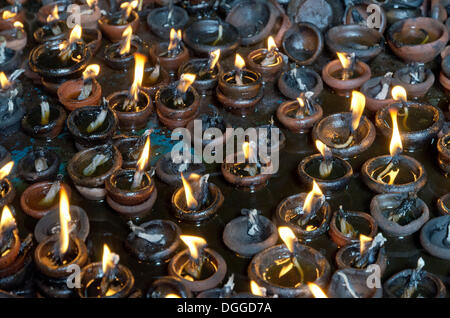 Centinaia di un poco di olio le lampade che ardono all'interno del tempio Menakshi-Sundareshwara a Madurai, India, Asia Foto Stock