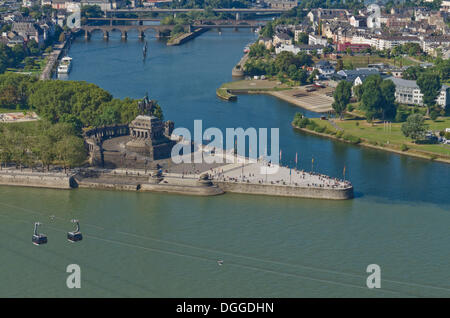 Deutsches Eck capezzagna, alla confluenza dei fiumi Mosella e Reno, come visto dalla fortezza Ehrenbreitstein, Coblenza Foto Stock