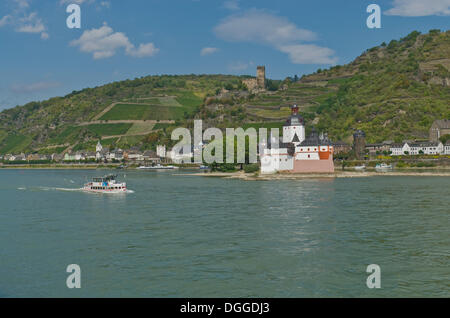 Il castello Pfalzgrafenstein sull'isola Falkenau o Pfalz isola del fiume Reno e Burg Gutenfels Castello, vicino a Kaub Foto Stock