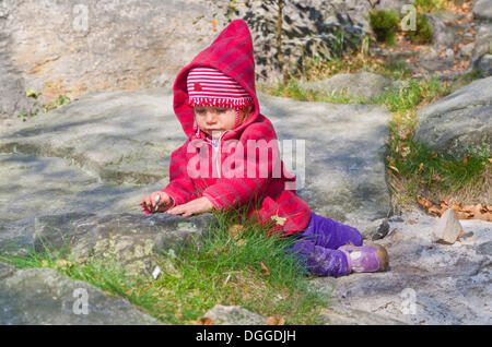 Bambina a giocare tra le rocce in sabbia, Ostrov, Repubblica Ceca, Europa Foto Stock