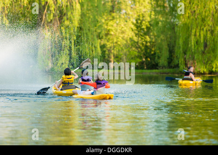 Le ragazze in canoa sul lago Foto Stock