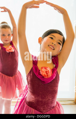 Ballerine praticare insieme sorridente Foto Stock