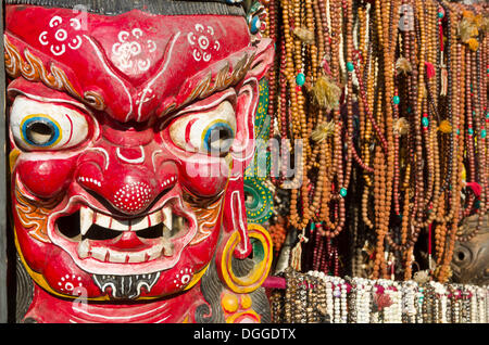 Maschera di legno venduto come souvenir in Durbar Square, Valle di Kathmandu, Kathmandu, Distretto di Kathmandu, zona di Bagmati, Nepal Foto Stock