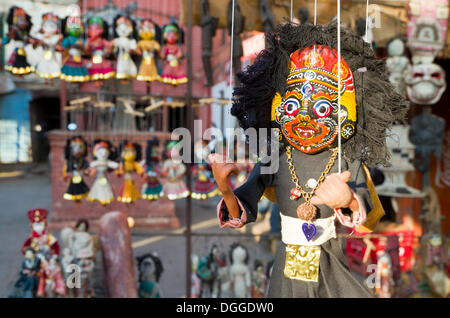 Pupazzi di souvenir in vendita, Valle di Kathmandu, Kathmandu, Distretto di Kathmandu, zona di Bagmati, Nepal Foto Stock