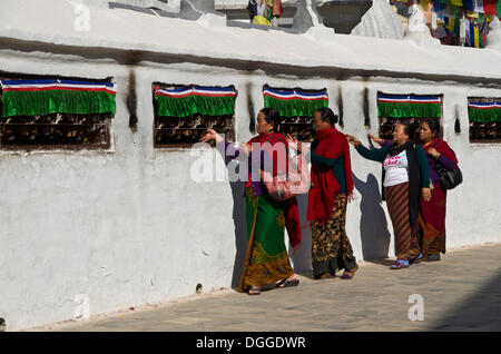 Pellegrini a piedi attorno a Boudnath Stupa, girando le ruote di preghiera, Valle di Kathmandu, Kathmandu, Distretto di Kathmandu, zona di Bagmati Foto Stock