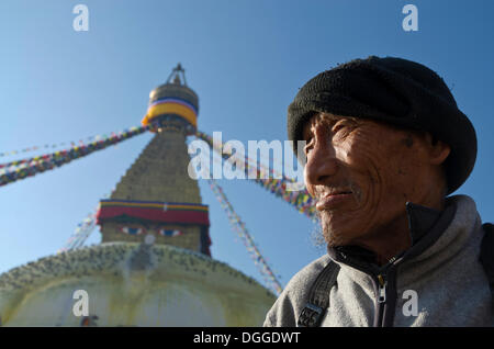 Pellegrino nella parte anteriore del Boudnath Stupa, Valle di Kathmandu, Kathmandu, Distretto di Kathmandu, zona di Bagmati, Nepal Foto Stock