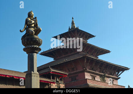 Statua di Garuda su Patan Durbar Square, un tempio sul retro, Patan, Lalitpur District, zona di Bagmati, Nepal Foto Stock