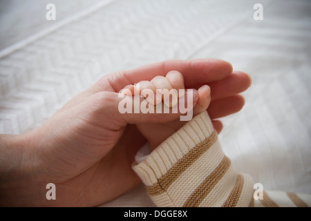 Baby boy azienda madre la mano, close up Foto Stock