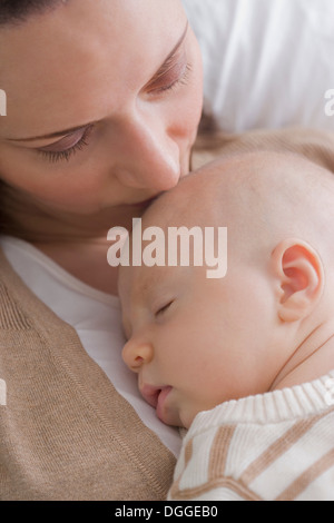 Metà adulto madre kissing baby boy Foto Stock