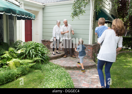 Coppia senior saluto la famiglia a casa Foto Stock