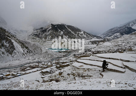 Nevicato in Marsyangdi Yuni valle al di sopra Manang, il cancello al Thorong La Pass (5416 m), Manang, Regione di Annapurna, Nepal Foto Stock