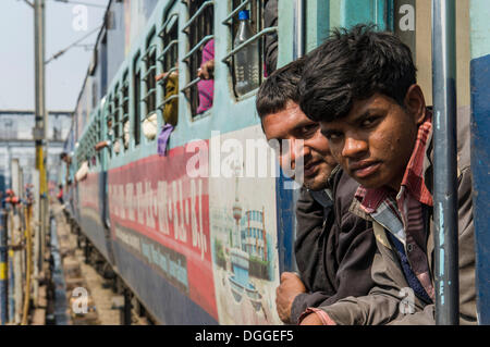 Un treno pieno di pellegrini presso la stazione ferroviaria di Allahabad, Uttar Pradesh, India Foto Stock