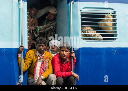 Un treno pieno di pellegrini presso la stazione ferroviaria di Allahabad, Uttar Pradesh, India Foto Stock