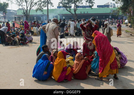 Una folla di persone in attesa per ritardare i treni in tutta la stazione ferroviaria, di Allahabad, Uttar Pradesh, India Foto Stock